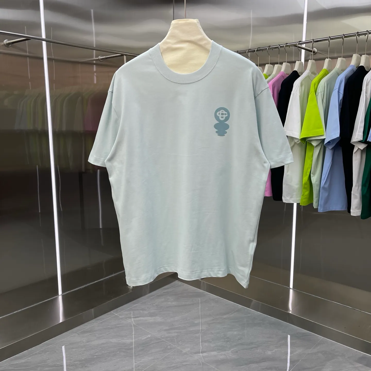 New Arrival Casablanca Casablanca Classic Series flocked short-sleeved T-shirt for celebrity wear. It is made of Xinjiang long-staple cotton ~ grams. The color of the fabric is custom-dyed and will not shrink or fade. It feels comfortable and has a strong texture. A must-have for fashionable men and women, the Classic drop-shoulder wide version is available exclusively in In Stock! Color: White Black Light Blue Royal Blue (4 colors) Size: S M L XL XXL